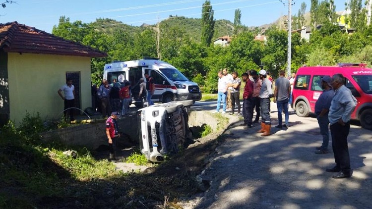 Kontrolden çıkan otomobil devrildi