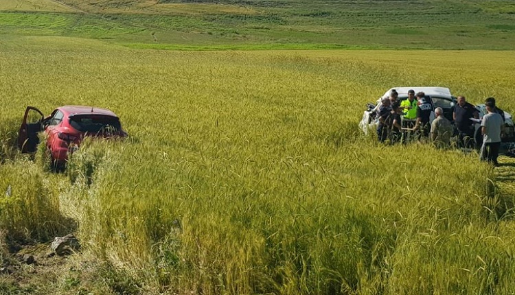 Çarpışan otomobiller tarlaya uçtu