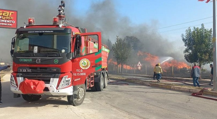 Yangın rüzgar ile hurdalığa sıçradı