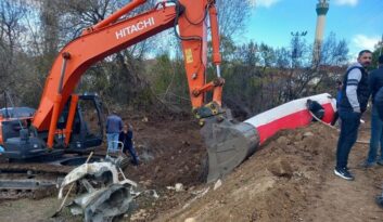 Yol kaydı beton mikseri devrildi!