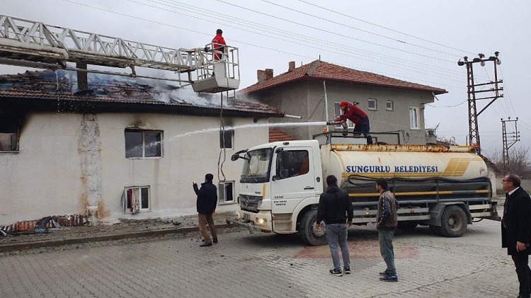 İki katlı ev yangında kül oldu!