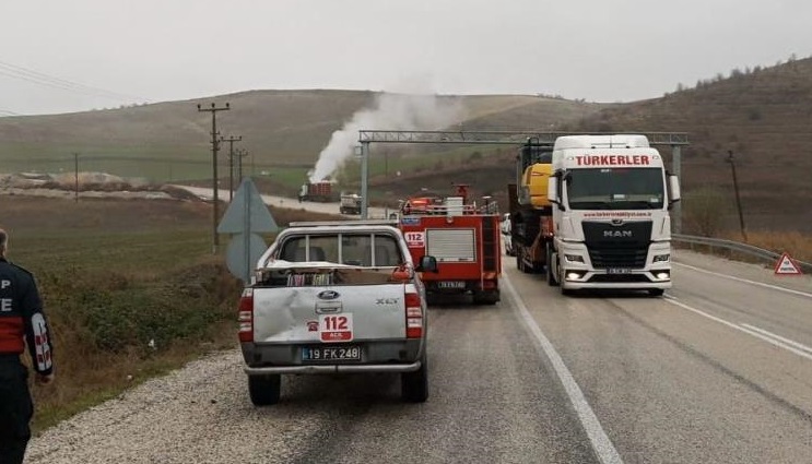 Oksijen tüpü yüklü kamyonda panik!