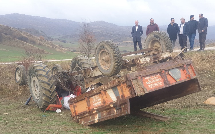 Traktör yoldan çıkarak devrildi