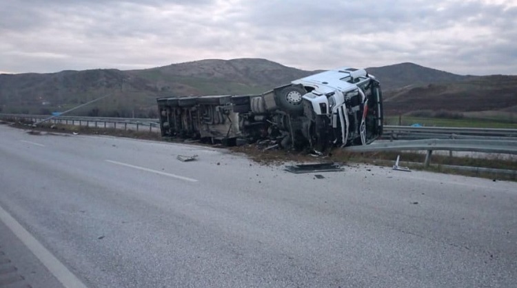 Akaryakıt yüklü tanker kazası korkuttu!