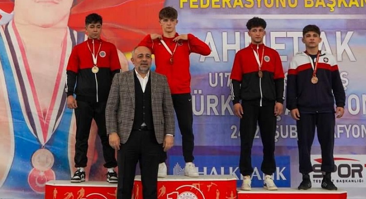 Genç güreşçi Türkiye şampiyonu oldu