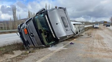 Akaryakıt yüklü tanker devrildi