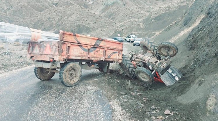 Traktörün altında kalan sürücü yaralandı