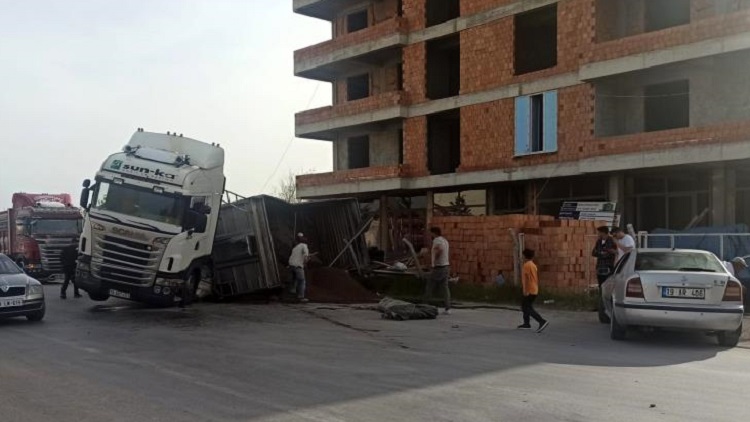 Kum boşaltan tır dorsesi yan yattı