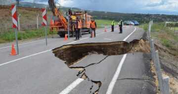 Toprak kayması sonucu yol çöktü!