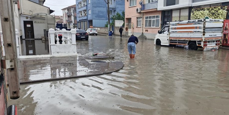 Sağanak hayatı olumsuz etkiledi