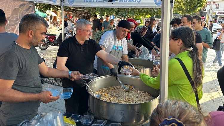 Belediye’den vatandaşa aşure ikramı