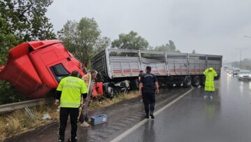 Aynı yerde iki trafik kazası oldu!