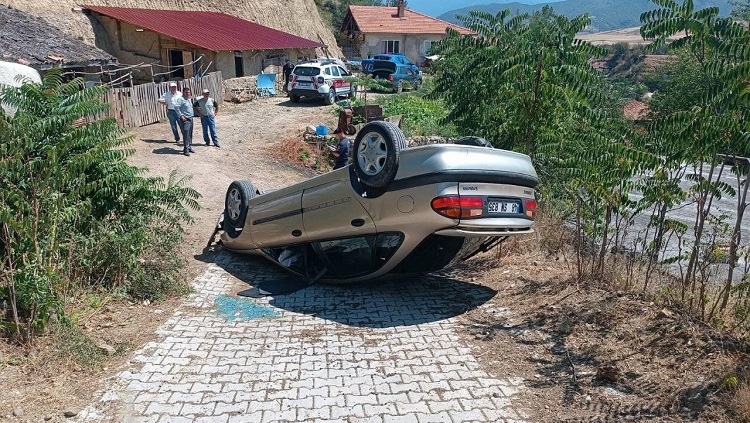 Devrilen otomobildeki 2 kişi yaralandı