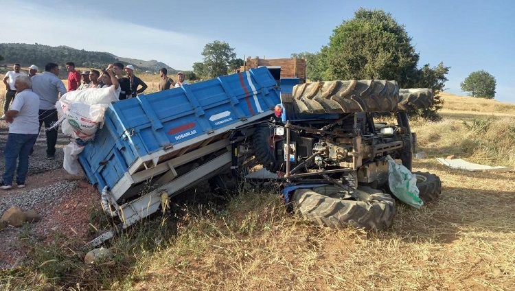 Traktör şarampole devrildi: 5 yaralı