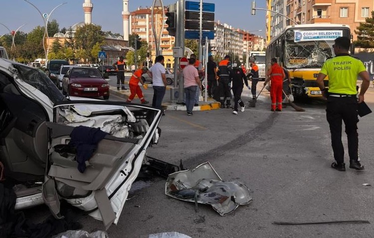 Halk otobüsü ile çarpıştı: 10 yaralı