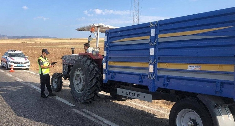 Traktörle radara girdi cezayı yedi!