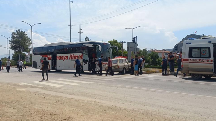 Yolcu otobüsü ile otomobil çarpıştı!