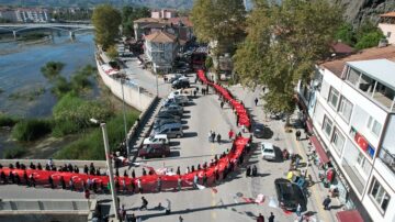 101 metrelik Türk bayrağı ile yürüdüler