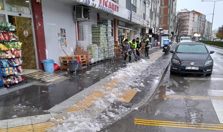 Kar yağışıyla ekipler sahaya indi