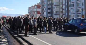 Uluslararası karayolunu trafiğe kapattılar!