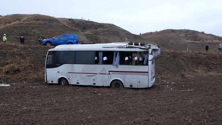 Minibüs şarampole devrildi: 29 yaralı