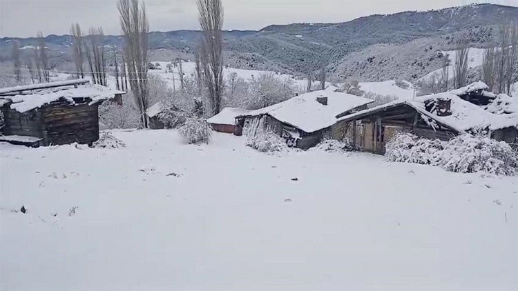 Çorum’da köyler beyaza büründü