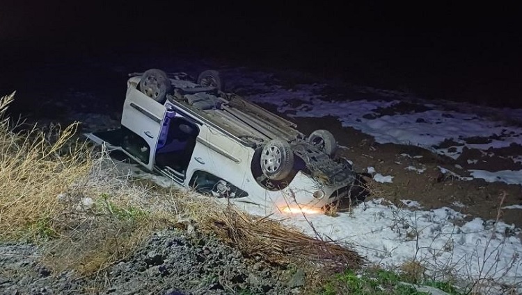 Ambulansın peşinden giderken kaza yaptı