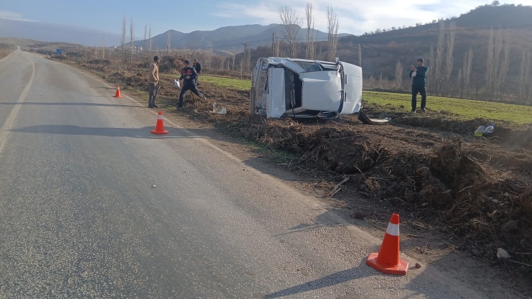 Devrilen otomobilin sürücüsü yaralandı