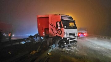 Tır bariyerlere çarptı yol kapandı!