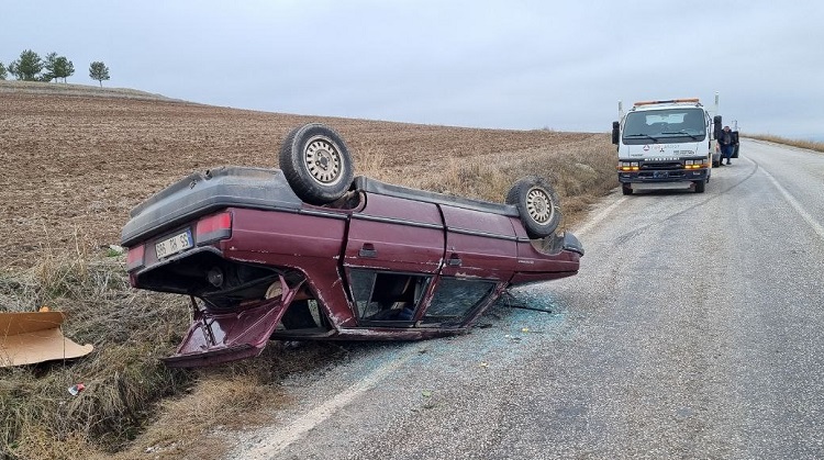 Takla atan otomobildeki 2 kişi yaralandı