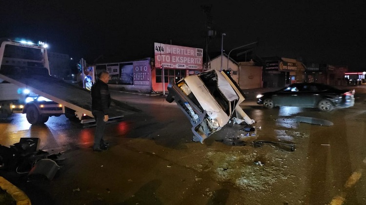 Orta refüjdeki lambaya çarptı devrildi