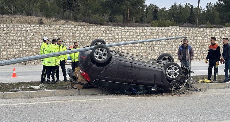 Aydınlatma direğine çarptı takla attı