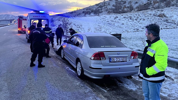 Yol kenarındaki bariyerlere çarptı