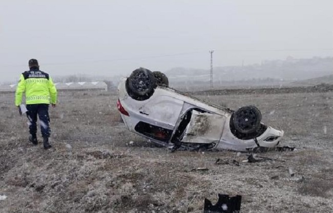 Yoldan çıkan otomobil takla attı