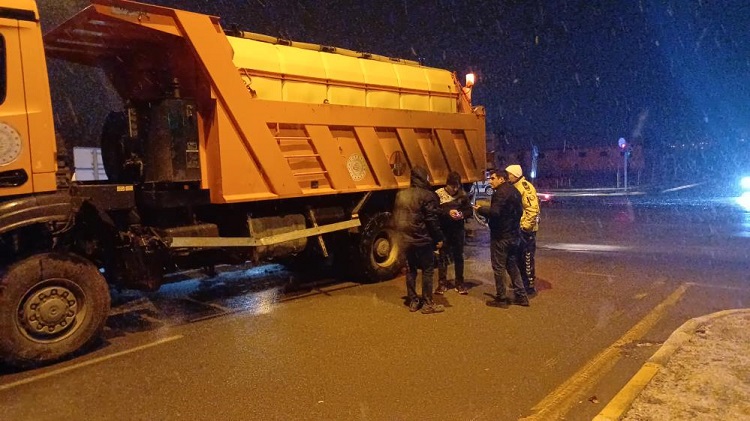 Tuzlama aracına çarptı: 1 ağır 2 yaralı