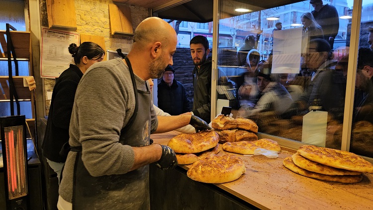 İftar öncesi fırınlarda pide yoğunluğu