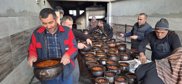 Kaleden çalınan davulla duyuruluyor!